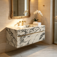 Meuble-lavabo de salle de bain de luxe en marbre blanc et noir cannelé. Lavabo mural en pierre moderne pour hôtel haut de gamme.