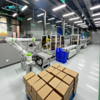 Système de palettisation automatisé flexible avec robot collaboratif à charge utile élevée et vision 2D pour l'industrie chimique et les boissons, à changement rapide