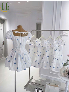 Vestido Blanco y Azul con Mangas Abullonadas y Escote Copa, Hecho en Vietnam, Mini Vestido con Mangas Abullonadas y Decoración con Estampado Floral Azul - Product Image 3