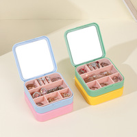 La boîte à bijoux en plastique est petite et raffinée, idéale pour transporter des miroirs, des boîtes, des bagues, des boucles d'oreilles, des colliers, du rouge à lèvres.