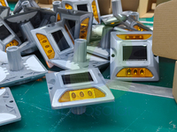 Marqueur routier solaire prêt à être expédié LS-06A en aluminium avec pointe, étanche IP68, capacité de charge de 20 tonnes