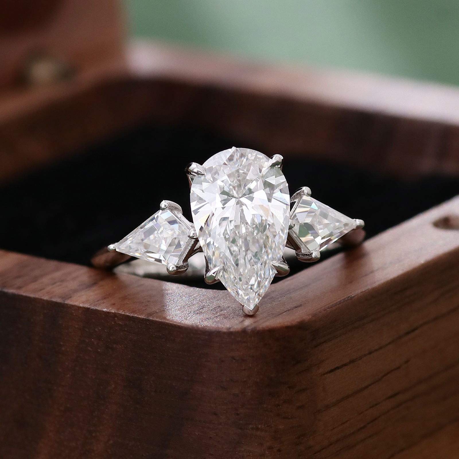 แหวนเงินแท้ 925 ชุบทอง ประดับเพชรแล็บ