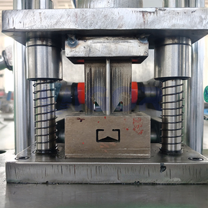 Macchina per la formatura di rulli <span class=keywords><strong>C</strong></span>-purlin 75 45 15mm <span class=keywords><strong>c</strong></span> a forma di macchina per la formatura di rulli in acciaio - Product Image 4