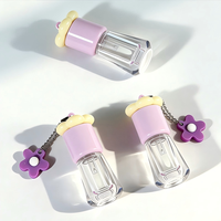 Tube de brillant à lèvres de 4 ml avec porte-clés, bouchon en forme de fleur, flacon trapézoïdal, tubes de brillant à lèvres vides, contenants de brillant à lèvres avec logo personnalisé