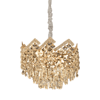 Collection de lustres en cristal de luxe avec cadre doré orné et prismes facettés en cascade