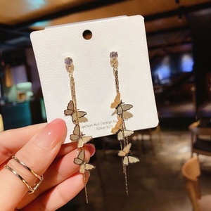 Boucles d'oreilles pendantes papillon plaqué or vintage délicates, tendance pour femme, avec aiguilles en argent et pampilles multicouches, idéales pour les soirées - Product Image 6