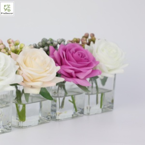 L'alta qualità ha personalizzato la rosa artificiale con la disposizione floreale della bacca con il <span class=keywords><strong>vaso</strong></span> di vetro chiaro quadrato e l'acqua - Product Image 2