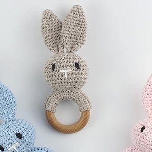 Sonaglio <span class=keywords><strong>in</strong></span> <span class=keywords><strong>Legno</strong></span> e Uncinetto per Neonato a Forma di Coniglietto Giocattolo Anello <span class=keywords><strong>da</strong></span> Dentizione Idea Regalo Decorazione Cartelli <span class=keywords><strong>da</strong></span> <span class=keywords><strong>Parete</strong></span> Scatola Artigianale <span class=keywords><strong>in</strong></span> <span class=keywords><strong>Legno</strong></span> per Arredo Casa - Product Image 2