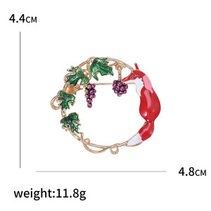 新合金製 油滴るぶどうを盗むキツネ ブローチ ジュエリー レディース 宴会 高級 エレガント ギフト ジュエリー 絶妙なバッグピン - Product Image 6