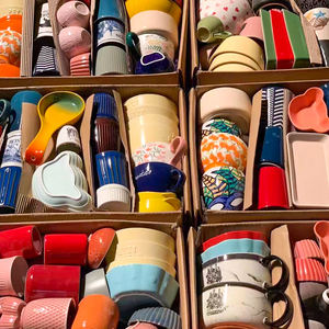 Venta al por mayor de platos de cerámica coloridos surtidos para mesa, vendidos por tonelada. - Product Image 1