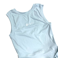 Ensemble de tenue de sport pour femme avec jupe de tennis en polyester 100% avec logo sur le devant, tenue de sport ajustée avec short intégré