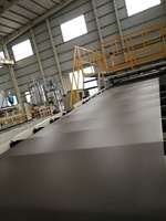Ligne de production de rouleau de bannière flexible en PVC rétro-éclairé personnalisé 200 510 GSM faisant la machine pour la publicité noyau de vis pour plaques de feuilles