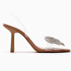 2024 nueva moda dulce transparente punta cuadrada punta abierta lazo de diamantes de imitación flaco tacón alto señora sandalias - Product Image 4