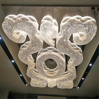 Lustre en verre de luxe avec ruban en spirale et perles de cristal, lampe de plafond incurvée sur mesure pour escalier d'hôtel, grand modèle pour projet d'éclairage