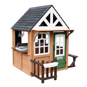 Casa de juegos infantil de madera con puerta verde, cafetería de simulación para patio trasero con mostrador, bancos y puerta decorativa. - Product Image 3