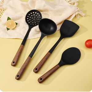 Ensemble d'ustensiles de cuisine 5 pièces avec manche en noyer, spatule multi-usage, cuillère à riz, outils de cuisson en silicone avec rangement - Product Image 3