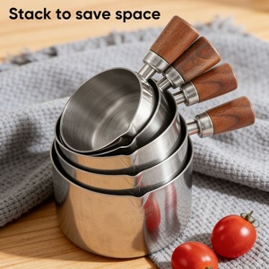 Tasse à mesurer premium avec poignée ergonomique en bois de noyer, échelle latérale en métal argenté pour café, lait et pâtisserie - Product Image 2
