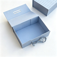 Boîte cadeau personnalisée haut de gamme bleu clair magnétique en forme de livre, recyclable, avec couvercle rigide à rabat et poignée en ruban pour vêtements, petite série