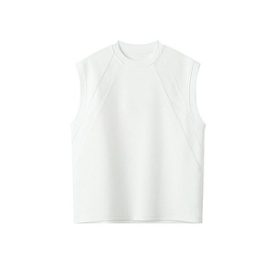 Améliorez les bases de votre garde-robe masculine avec des gilets décontractés de couleur unie de qualité supérieure, en tissu respirant pour un confort et une polyvalence tout au long de la journée. - Product Image 3