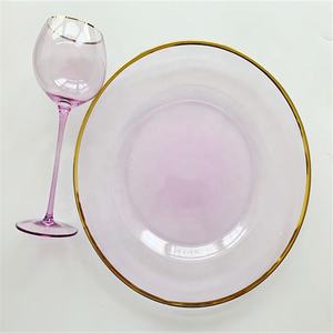 Decoración elegante para eventos 2020: platos de presentación de vidrio de diferentes colores y copas de vino - Product Image 3