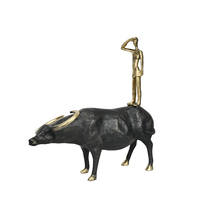 Sculpture de luxe artisanale en métal bicolore noir et or antique, représentant un buffle et un garçon herdeur, pour la décoration artistique de maison et d'hôtel