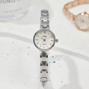 Montre élégante pour femme, bracelet en alliage de niche exquis, montre à quartz étanche de haute valeur - Product Image 1