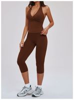 Ensemble de sport pour femme avec débardeur de yoga à col en V profond superposé et dos nu, et pantalon court taille haute sculptant les hanches à imprimé esthétique, toucher doux comme du beurre