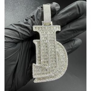 จี้เพชรโมอิสซาไนต์ทรงฮิปฮอปแบบกำหนดเอง ตัวอักษร JD จี้รูปตัวอักษรเงินแท้ 925 ประดับเพชรทรงบาแกตต์ เครื่องประดับจี้และชาร์มคุณภาพสูง - Product Image 1