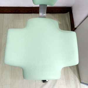 Chaise de bureau ergonomique pour dentiste, réglable en hauteur, pivotante, avec roulettes, cadre en métal vert émeraude - Product Image 3
