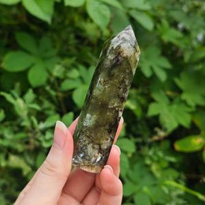 หินไมก้าสีเขียวธรรมชาติทรงหอคอย คริสตัลขัดเงา งานฝีมือประดับตกแต่งบ้าน สำนักงาน ของขวัญสะสม - Product Image 6