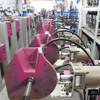 Machine de pose semi-automatique de rivets et œillets pour rideaux à double tête