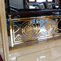 Balustrade d'escalier en métal sculpté sur mesure par CNC avec garniture dorée, motif ajouré, rampe d'escalier intérieure avec main courante en bois massif