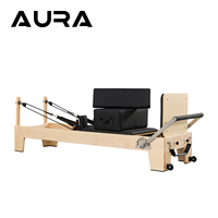 Reformer Pilates Léger en Érable avec Cadre en Aluminium, Banc Réglable et Roue Abdominale – Équipement de Santé Écologique et Durable pour