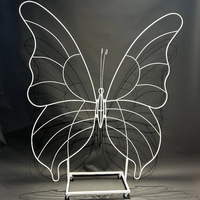 Arche en forme de cœur papillon en fer forgé avec support en panneau KT et roulettes, accessoires de décoration de mariage, toile de fond romantique pour déclaration d'amour, fleurs
