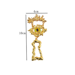Broche de Luxo Banhado a Ouro com Olho Grego, Strass e Esmalte Verde, em Metal Martelado, com Pingente de Furo de Chave e Alfinete de Lapela - Product Image 6