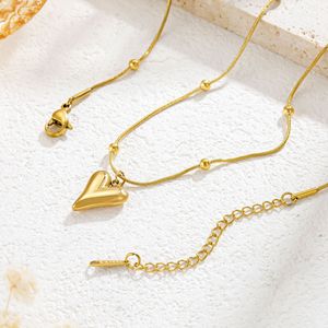 Collar con colgante de corazón hinchado de acero inoxidable en oro PVD de 18 quilates con cadena de hueso de serpiente con acento de cuentas | Impermeable e hipoalergénico - Product Image 4