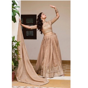 Ensemble Lehenga Choli en soie de haute qualité pour femmes, tenue ethnique pour fêtes, festivals, mariages et événements, disponible à la vente - Product Image 1