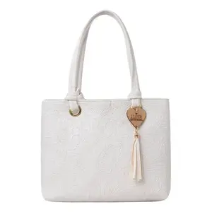 Bolso de mano de ratán para mujer Fana Kara, con borlas y lazo de rayas blancas, estilo clásico, doble asa, parte superior abierta - Product Image 1