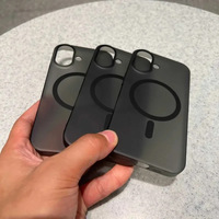Coque rigide transparente ultra-fine en PC magnétique givrée pour iPhone 17 et 16 Pro Max