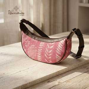 Bolso Hobo Rosa Ikat Hecho a Mano, Bolso de Hombro en Forma de Media Luna, Bolso Boho de Algodón, Bolso de Mano Moderno para Uso Diario, Venta al por Mayor en India - Product Image 6