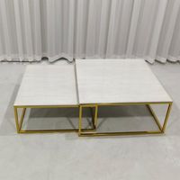 Ensemble de tables basses carrées avec plateau en marbre blanc et structure en acier inoxydable doré