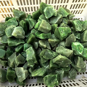 Nuovi arrivi pietre semipreziose originali pietre naturali grezzi di cristallo di <span class=keywords><strong>giada</strong></span> verde per decorazioni