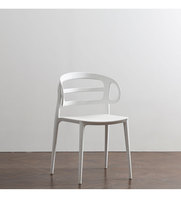 Chaise de salle à manger italienne moderne bon marché en polypropylène pour cafétéria empilable en plastique PP pour restaurant