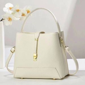 Bolso de hombro femenino de paja trenzada a mano para el verano con un diseño elegante y moderno. - Product Image 6
