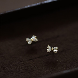 Élégantes boucles d'oreilles clous en argent sterling plaqué or 14 carats avec mini nœud papillon et zircon, idéales pour mariage, anniversaire, fiançailles et cadeau - Product Image 2