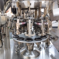 Machine de remplissage et de scellage automatique de tubes avec mécanisme à came interne et scellage à air chaud pour tubes cosmétiques en plastique et laminés