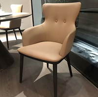 Chaise de salle à manger élégante à dossier haut avec accoudoirs, revêtement en PU souple, pieds en métal, pour projets de restaurant (vente en gros)