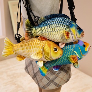 Sac à bandoulière personnalisé 3D Miss Fish, sac à dos amusant en forme de poupée de célébrité d'Internet, sac à dos en peluche carpe Koi - Product Image 1