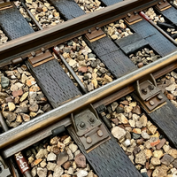 Pointe de rail de 5/8 pouce d'épaisseur et 6 pouces de long pour rail de 140-100 lb et traverses en bois, norme AREMA