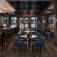 Ensemble de meubles de café moderne, restaurant, chaises en tissu bleu, tables en marbre et canapé en velours brun à dossier haut